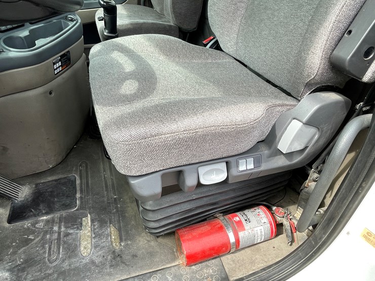 #113-•-2017-freightliner-single-axle-day-cab-semi-tractor-(has-wi-title)-image-57