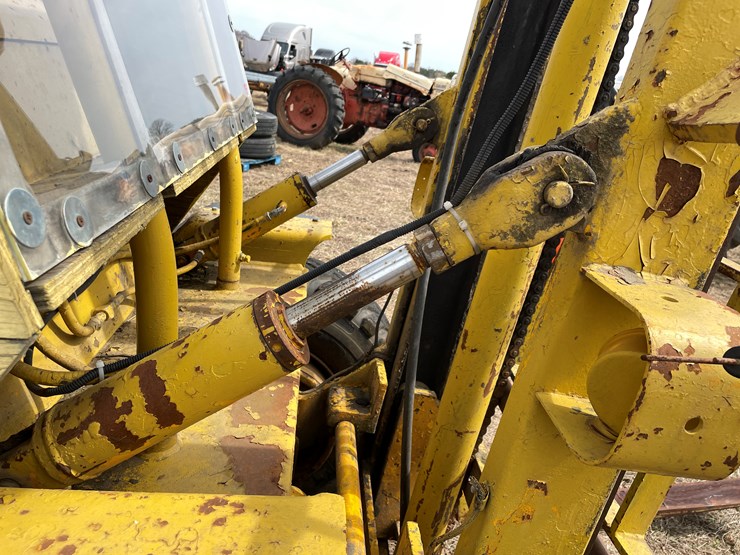 #173-•-otis-ut-50-gas-powered-rough-terrain-forklift-image-13