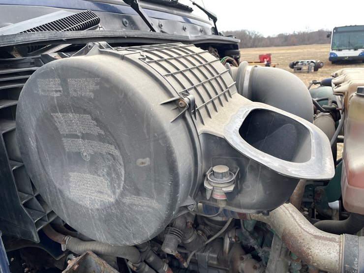 #117-•-2009-volvo-day-cab-semi-tractor-(has-wi-title)-image-62