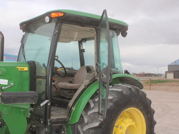 2013-john-deere-5100e-image-27