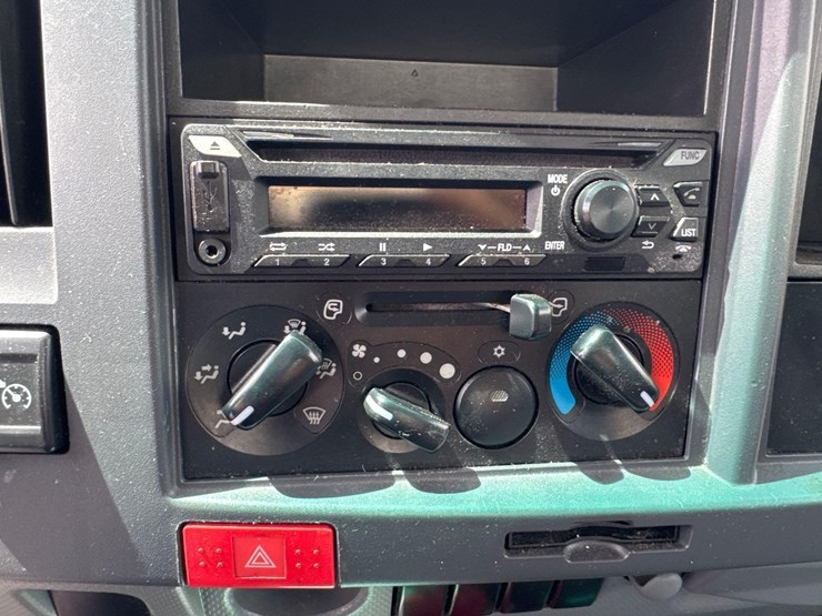 2022-isuzu-nrr-image-26