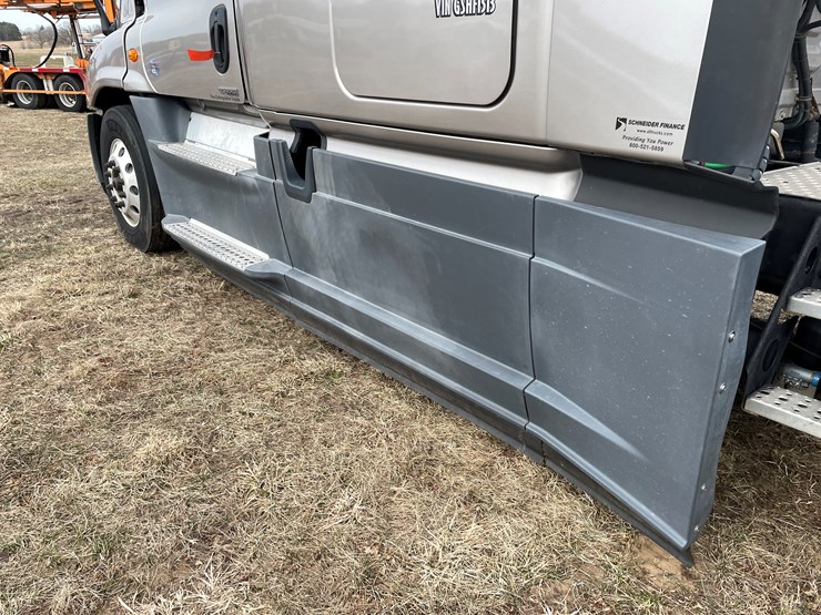 #104-•-2016-freightliner-cascade-evolution-sleeper-cab-semi-tractor-(has-wi-title)-image-41