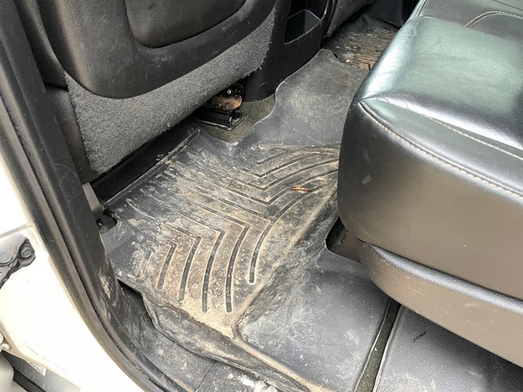 2015-chevrolet-suburban-image-66