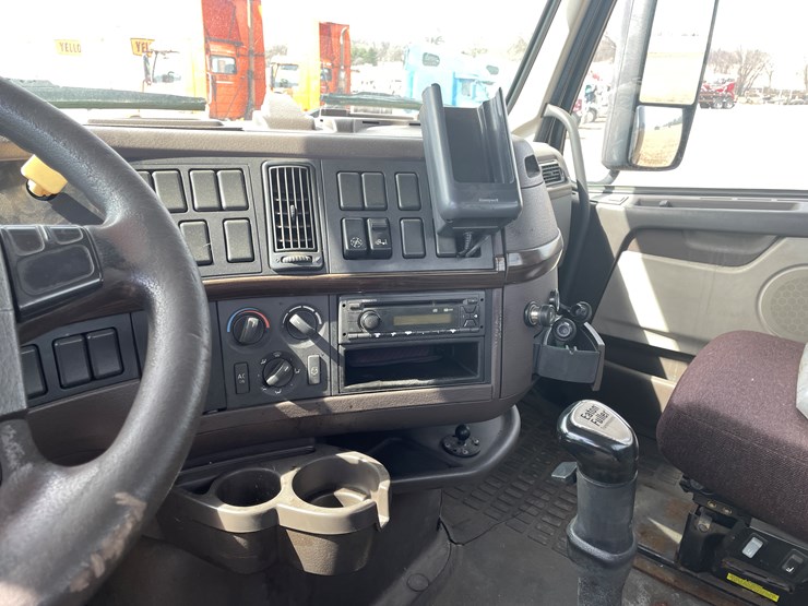 #115-•-2013-volvo-single-axle-day-cab-semi-tractor-(has-wi-title)-image-68