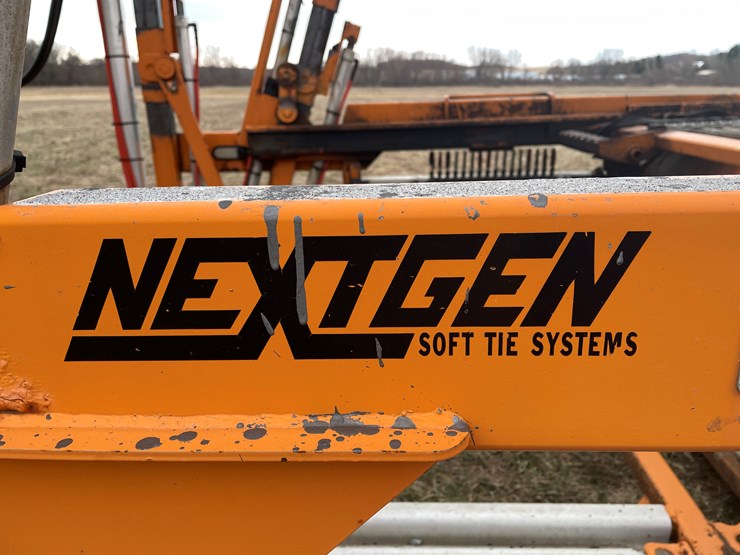 #110-•-2014-volvo-car-hauler-semi-and-trailer-(has-wi-title)-image-50