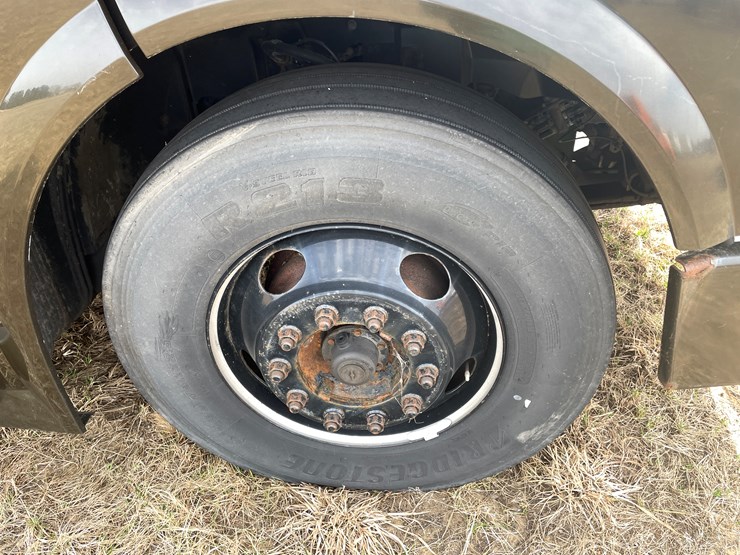 #115-•-2013-volvo-single-axle-day-cab-semi-tractor-(has-wi-title)-image-16