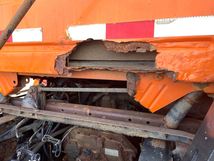 #123-•-2006-volvo-day-cab-semi-tractor-(has-wi-title)-image-27