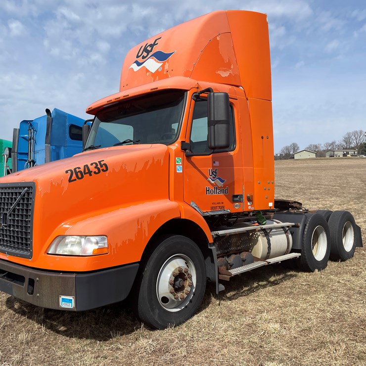 #123 • 2006 Volvo Day Cab Semi Tractor (Has WI Title)