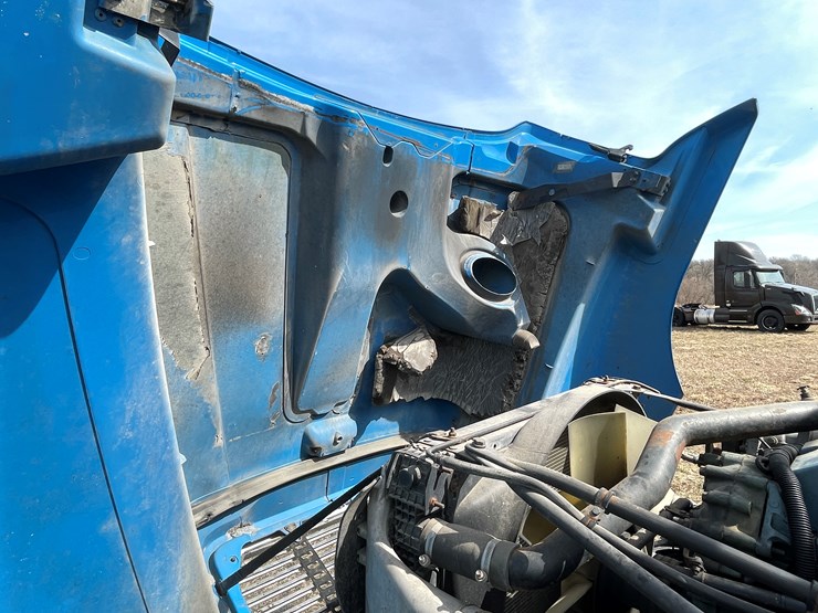 #134-•-2001-freightliner-century-class-sleeper-cab-semi-tractor-(has-wi-title)-(non-runner)-image-54