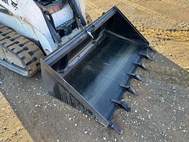 wildcat-72"-skid-steer-high-capacity-tooth-bucket-image-3