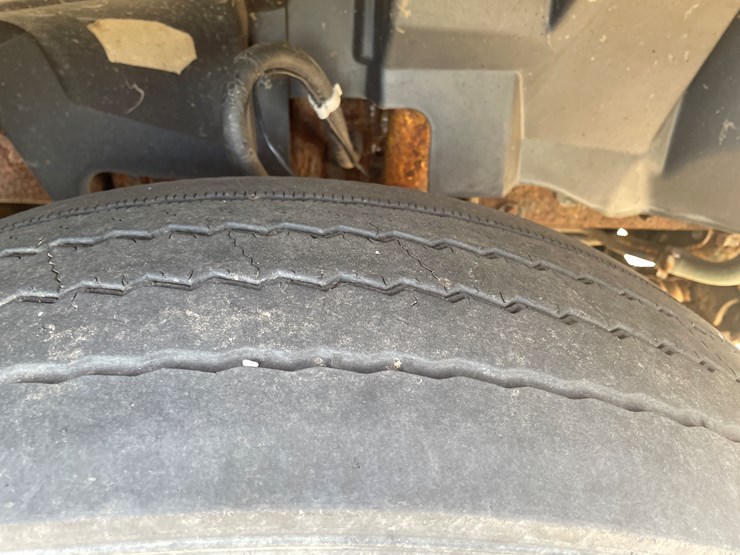 #123-•-2006-volvo-day-cab-semi-tractor-(has-wi-title)-image-17