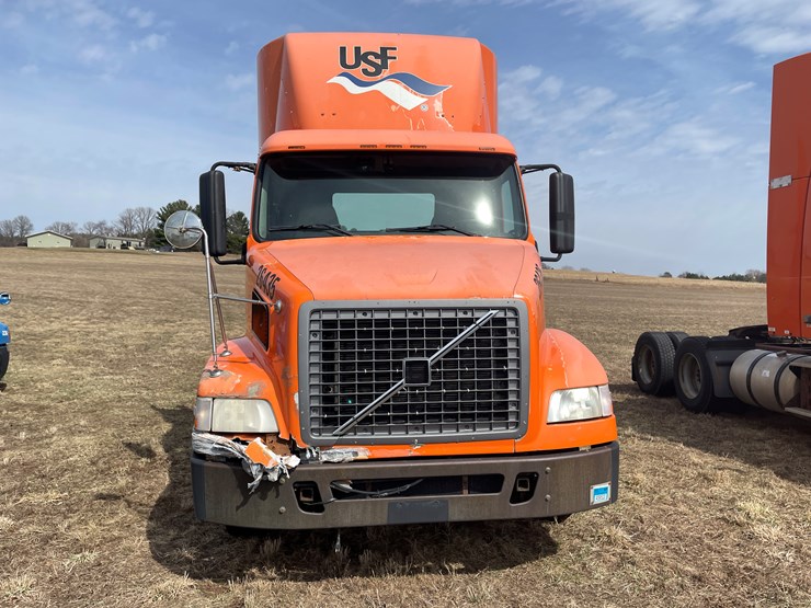 #123-•-2006-volvo-day-cab-semi-tractor-(has-wi-title)-image-2