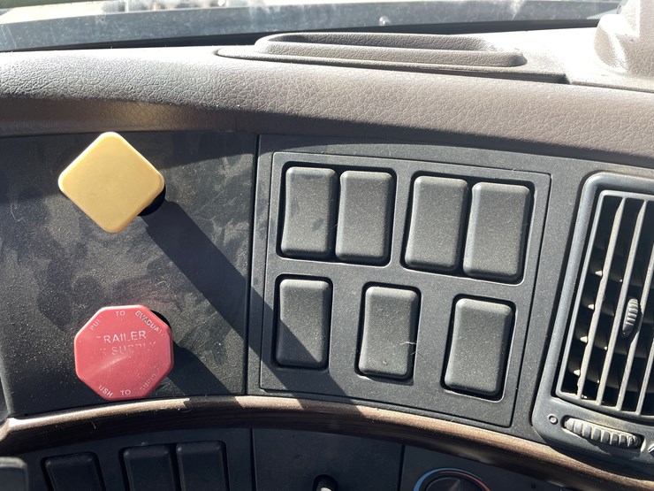 #115-•-2013-volvo-single-axle-day-cab-semi-tractor-(has-wi-title)-image-72