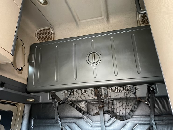 #104-•-2016-freightliner-cascade-evolution-sleeper-cab-semi-tractor-(has-wi-title)-image-66