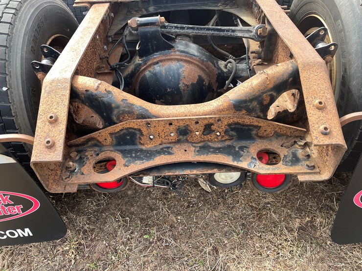 #122-•-2009-volvo-day-cab-semi-tractor-(has-wi-title)-image-37