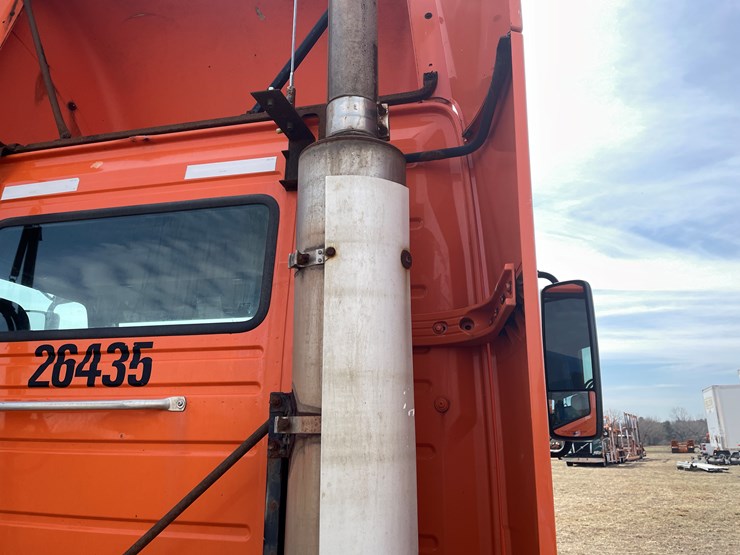 #123-•-2006-volvo-day-cab-semi-tractor-(has-wi-title)-image-23