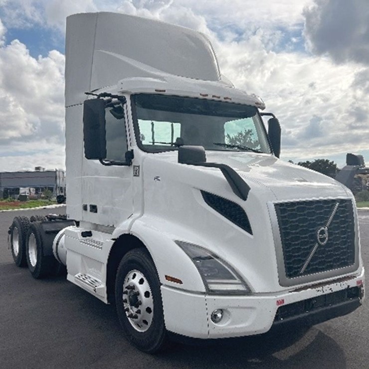 2020 VOLVO VNR300