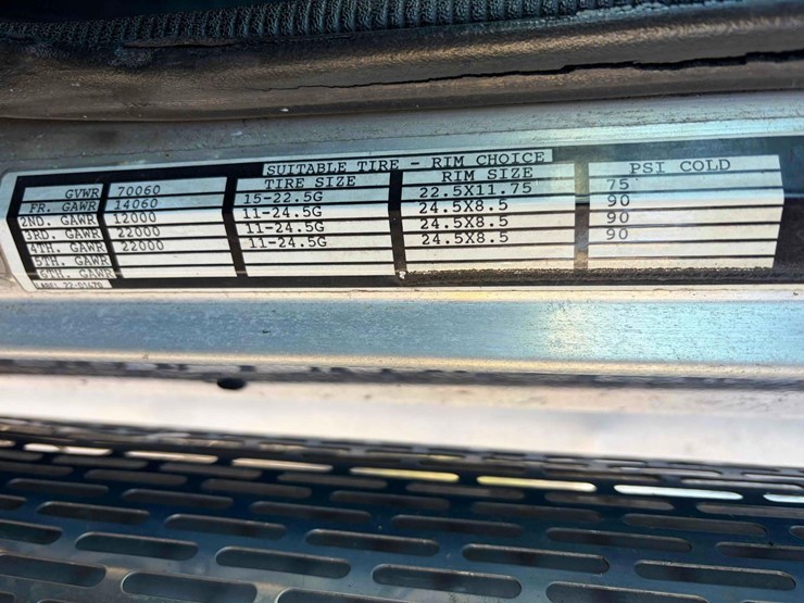 1996-peterbilt-tri-axle-dump-image-15