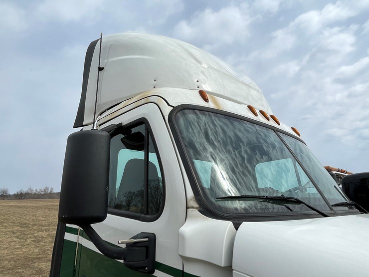 #113-•-2017-freightliner-single-axle-day-cab-semi-tractor-(has-wi-title)-image-36