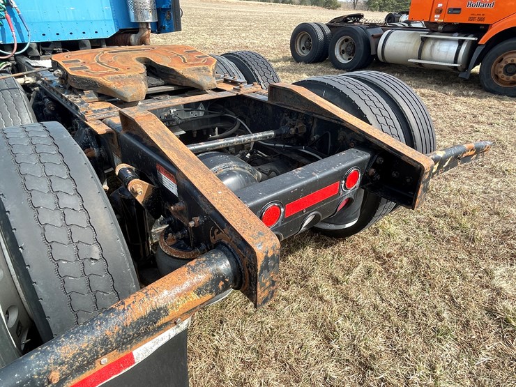 #134-•-2001-freightliner-century-class-sleeper-cab-semi-tractor-(has-wi-title)-(non-runner)-image-33