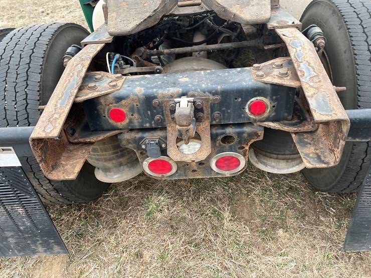 #114-•-2017-freightliner-single-axle-day-cab-semi-tractor-(has-wi-title)-image-35