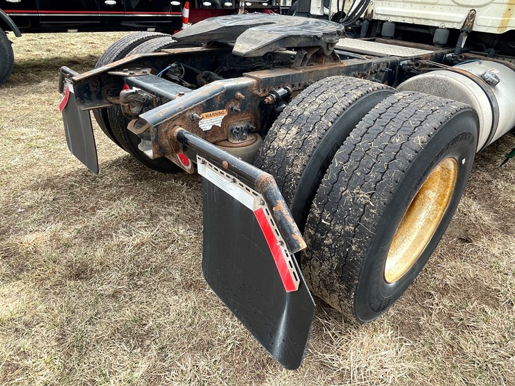 #113-•-2017-freightliner-single-axle-day-cab-semi-tractor-(has-wi-title)-image-27