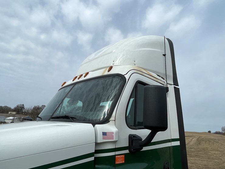 #113-•-2017-freightliner-single-axle-day-cab-semi-tractor-(has-wi-title)-image-11