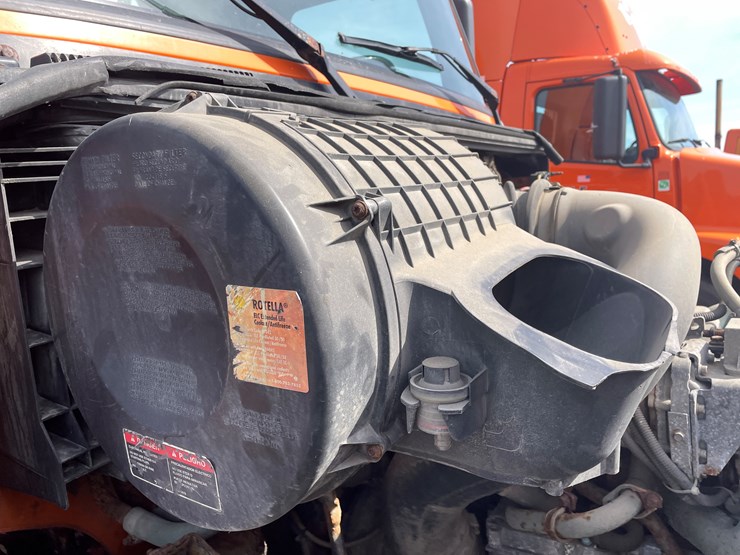 #123-•-2006-volvo-day-cab-semi-tractor-(has-wi-title)-image-74