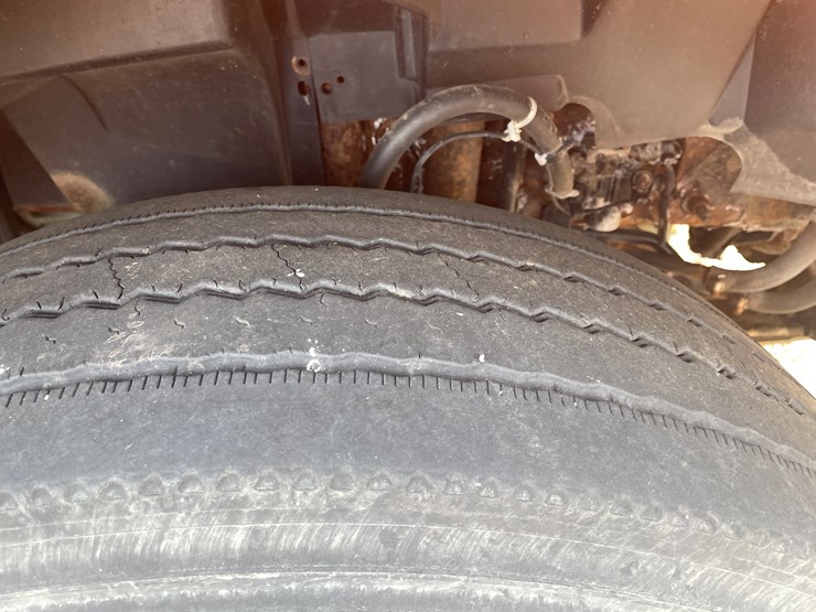 #121-•-2009-volvo-day-cab-semi-tractor-(has-wi-title)-image-20