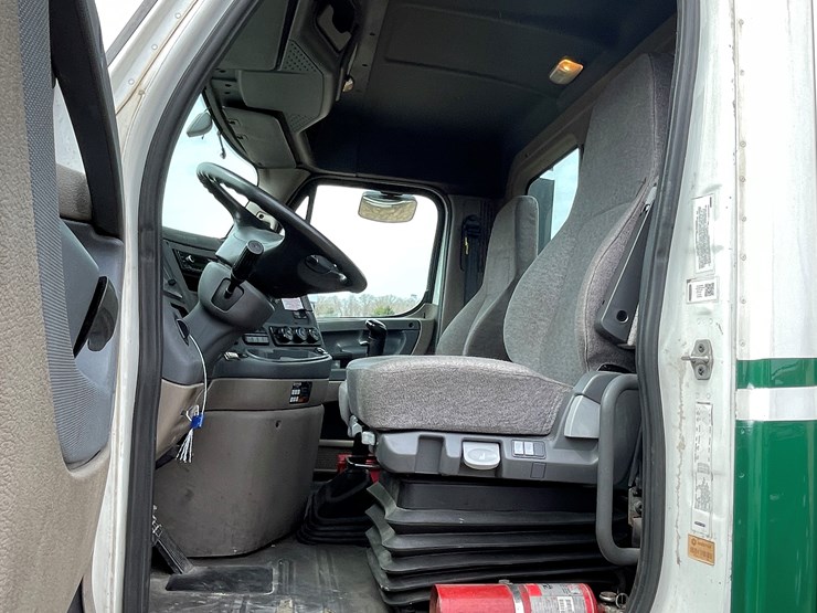 #113-•-2017-freightliner-single-axle-day-cab-semi-tractor-(has-wi-title)-image-54