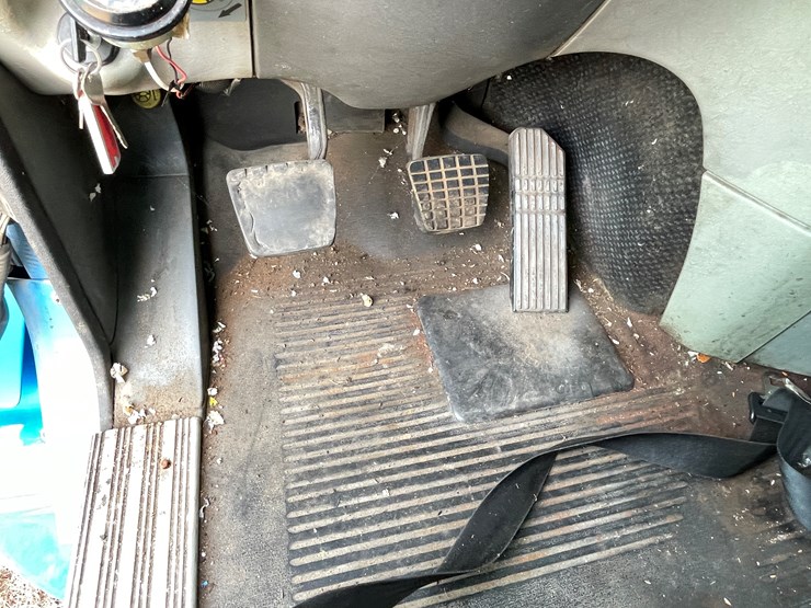 #134-•-2001-freightliner-century-class-sleeper-cab-semi-tractor-(has-wi-title)-(non-runner)-image-83