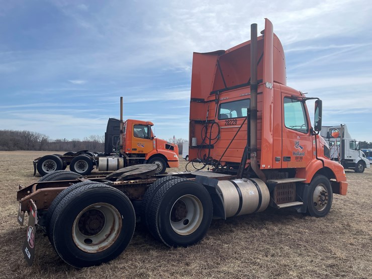 #122-•-2009-volvo-day-cab-semi-tractor-(has-wi-title)-image-4