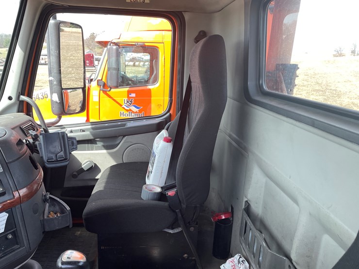 #122-•-2009-volvo-day-cab-semi-tractor-(has-wi-title)-image-75