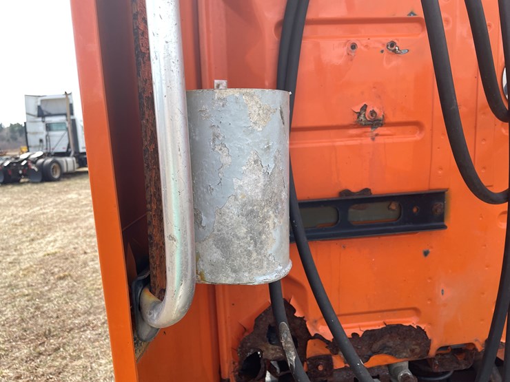 #122-•-2009-volvo-day-cab-semi-tractor-(has-wi-title)-image-52