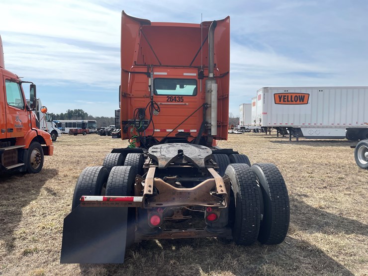 #123-•-2006-volvo-day-cab-semi-tractor-(has-wi-title)-image-5
