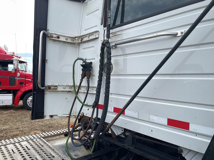 #116-•-2018-volvo-single-axle-day-cab-semi-tractor-(has-wi-title)-image-22