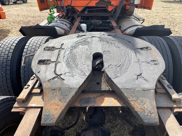 #123-•-2006-volvo-day-cab-semi-tractor-(has-wi-title)-image-42