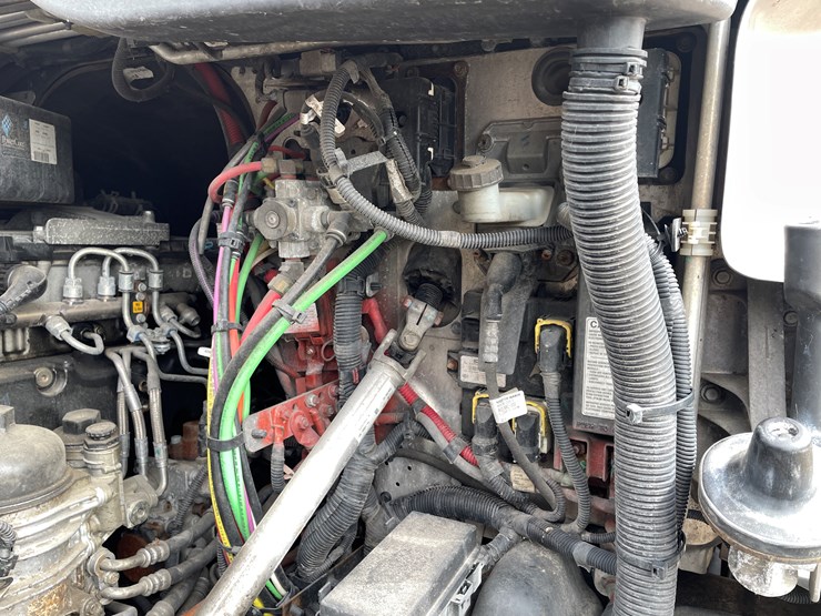 #104-•-2016-freightliner-cascade-evolution-sleeper-cab-semi-tractor-(has-wi-title)-image-44