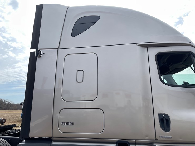 #104-•-2016-freightliner-cascade-evolution-sleeper-cab-semi-tractor-(has-wi-title)-image-17