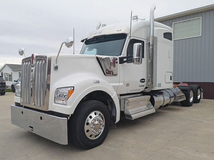 2024-kenworth-w990-image-1