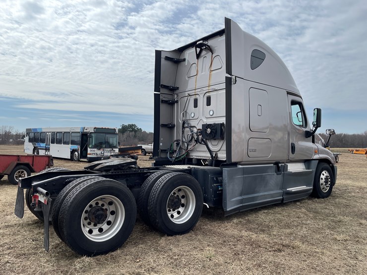 #104-•-2016-freightliner-cascade-evolution-sleeper-cab-semi-tractor-(has-wi-title)-image-5