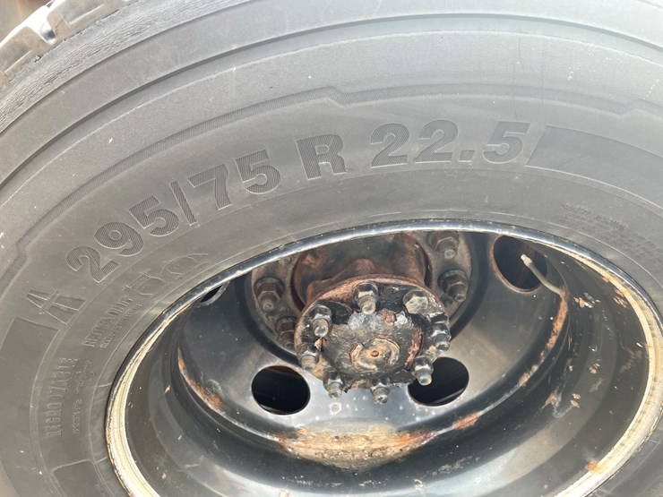 #115-•-2013-volvo-single-axle-day-cab-semi-tractor-(has-wi-title)-image-32