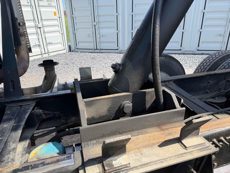 2009-mack-gu713-tri-axle-dump-image-21