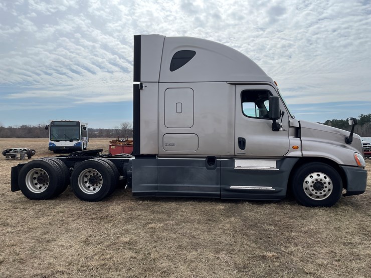 #104-•-2016-freightliner-cascade-evolution-sleeper-cab-semi-tractor-(has-wi-title)-image-4