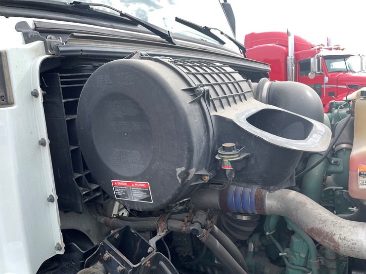 #116-•-2018-volvo-single-axle-day-cab-semi-tractor-(has-wi-title)-image-69