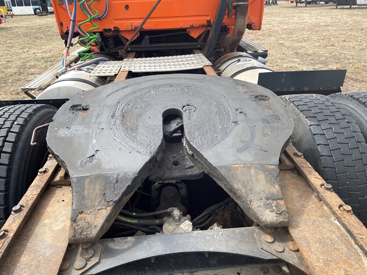 #121-•-2009-volvo-day-cab-semi-tractor-(has-wi-title)-image-43