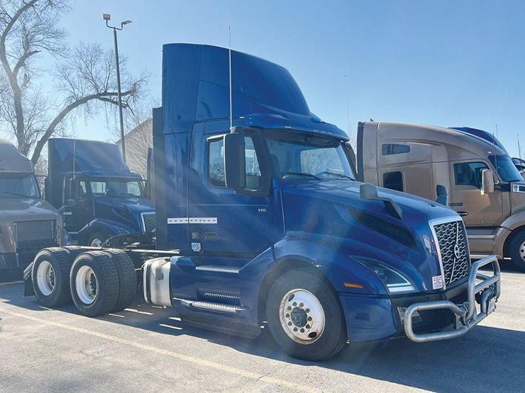 2019-volvo-vnl300-image-1
