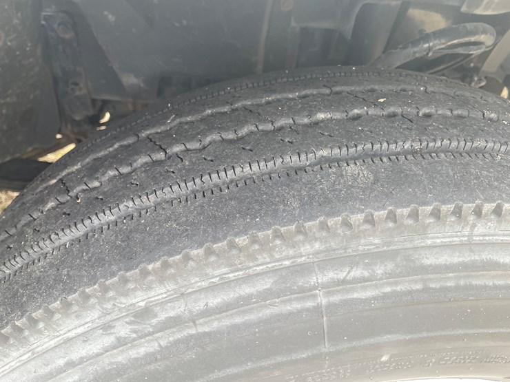 #116-•-2018-volvo-single-axle-day-cab-semi-tractor-(has-wi-title)-image-16