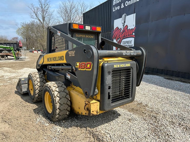 new-holland-l180-image-2