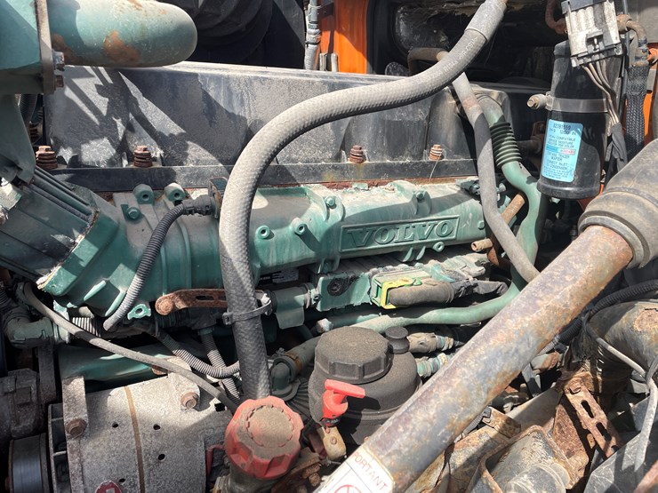 #122-•-2009-volvo-day-cab-semi-tractor-(has-wi-title)-image-59